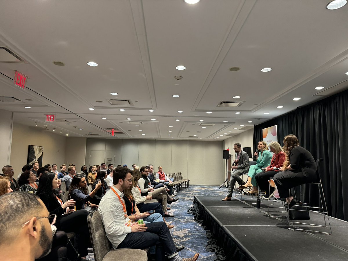 Killer regulatory panel at LINKS 2024 moderated by @jasonsomensatto 👏 packed to the gills, standing room only w/ @MartaBelcher @AlmaAngotti and @karacalvert