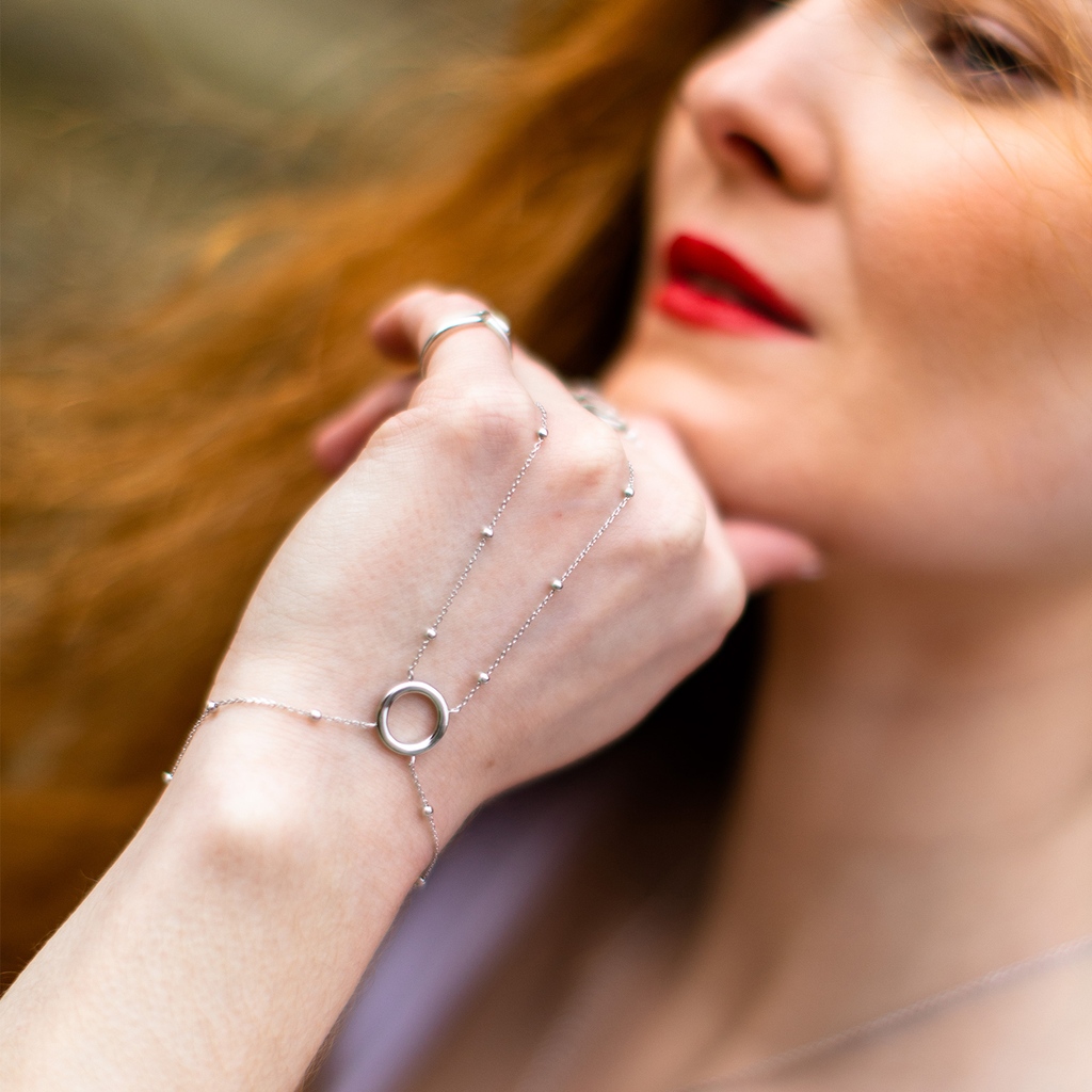 Did you know that our Art Deco Halo Hand Chain is also available in gold on our website? 💃