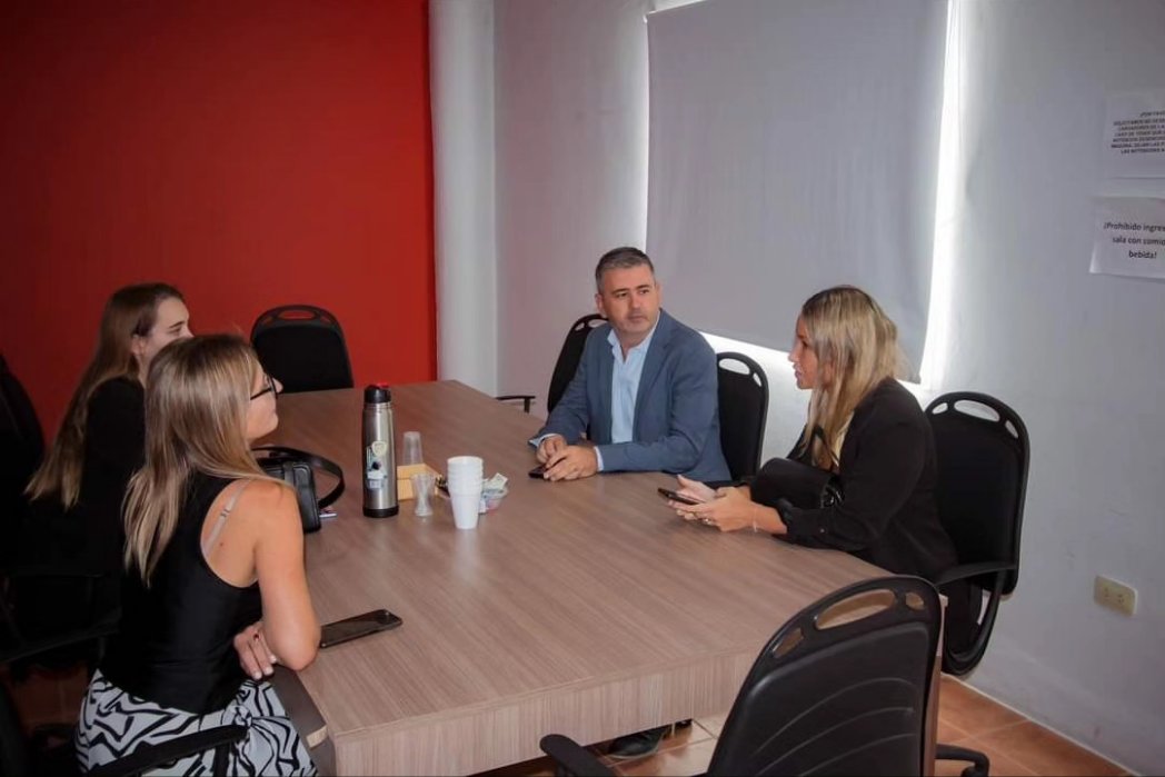 DiemingerJavier's tweet photo. ✅️ Estamos trabajando para radicar una empresa textil en La Falda. 

Dialogamos junto a @lucianapacha con Paula Martelossi y Marina Kindimil, ambas representantes de @MinProdCba. Planteamos la importancia de la radicación de una empresa textil en la ciudad. https://t.co/DFughKFNuF