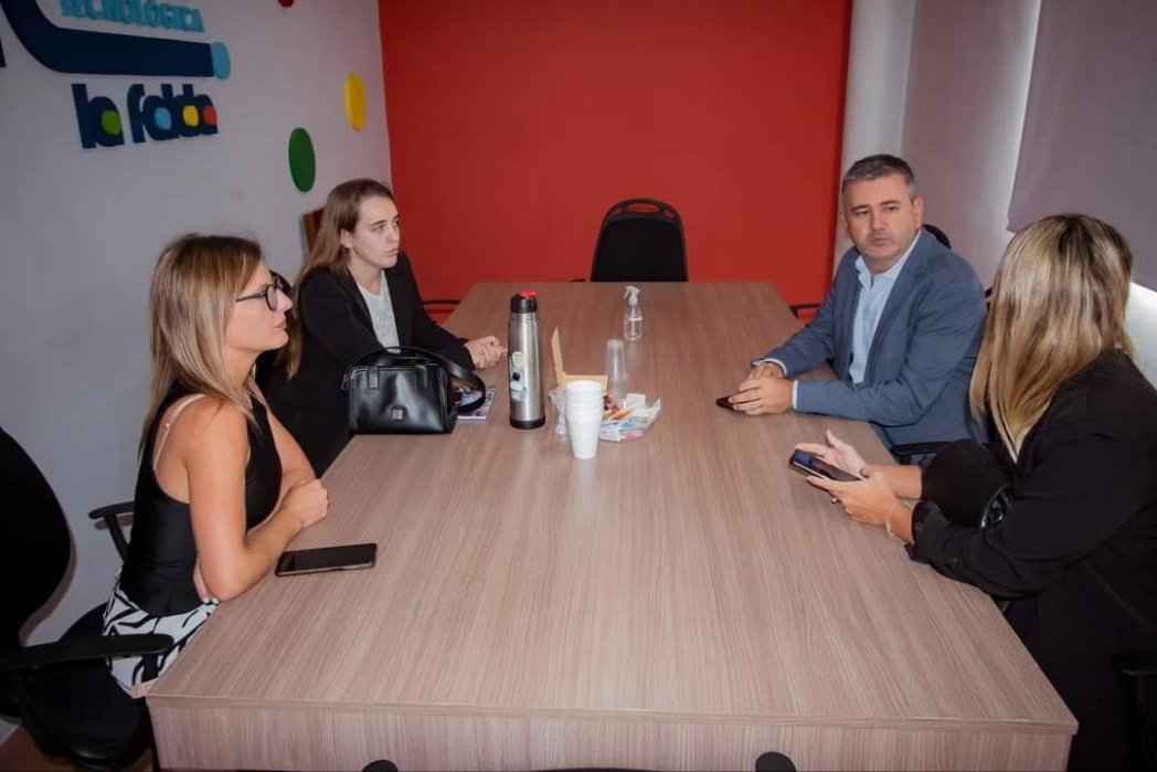 DiemingerJavier's tweet photo. ✅️ Estamos trabajando para radicar una empresa textil en La Falda. 

Dialogamos junto a @lucianapacha con Paula Martelossi y Marina Kindimil, ambas representantes de @MinProdCba. Planteamos la importancia de la radicación de una empresa textil en la ciudad. https://t.co/DFughKFNuF