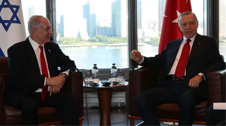 HAMAS'ın İsrail'e saldırısından 20 gün önce uzun yıllardır görüşmeyen Erdoğan ve Netanyahu New York Türk Evi'nde bir araya gelmişti. İki ülke arasında ticaret tarihin zirvesindeydi. Görüşmede Ortadoğu'da ve Akdeniz'de dengeleri değiştirecek enerji anlaşması imzalanması…