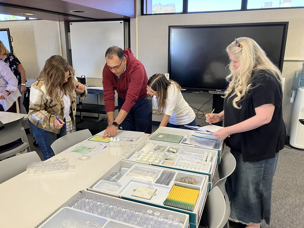 6th grade teachers Investigating the source of infectious diseases with #labaids. Hands-on learning = engaged learning! #scienceisfun @SBUSD_NEWS @Supt_SBUSD