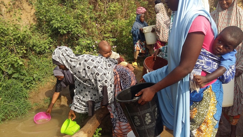 atoladimeji's tweet image. Peter Obi provided jobs to the locals, provided clean water (SDG6) to kids, men and women of the community and rescue a lot of people from potential sickness like typhoid. #ThankYouPeterObi
