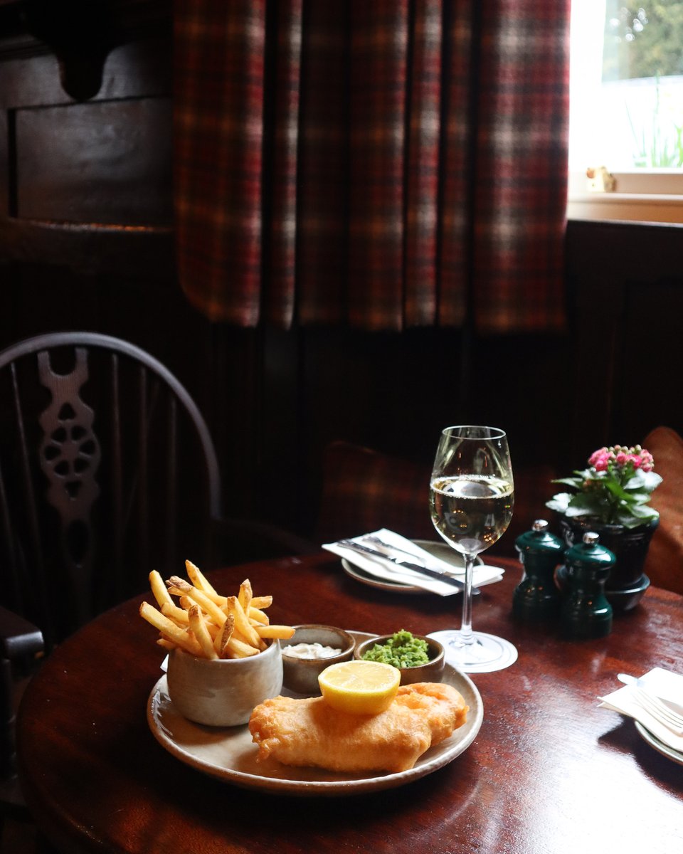 Fish suppers in The Fisherman's Pub. 🐟 🎣 Our beer battered haddock with chips, minted peas and tartare sauce is the perfect midweek supper after a day of exploring Connemara. #relaischateaux #connemara #ireland #SoVirtuoso #VirtuosoTravel
