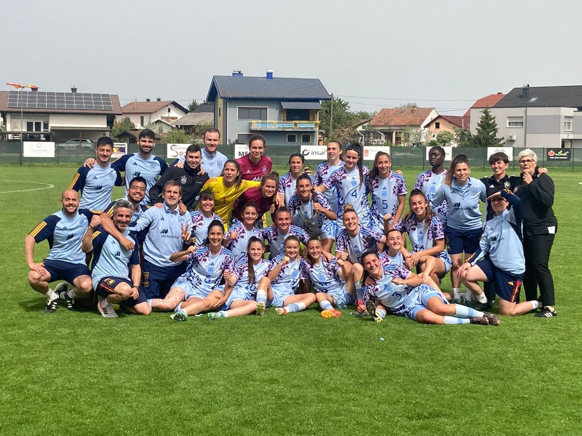 ¡Victoria (0-2) de la @SEFutbolFem sub-19 ante Dinamarca 🇩🇰, con @sofiaffuente titular bajo palos!

✅ ¡Clasificadas para la Euro! 🏆

Zorionak, @sofiaffuente y @olgaasan10 👏

#InternacionalesDA 🌍
#U19WEURO | #GoazenGloriosas ⚪️🔵