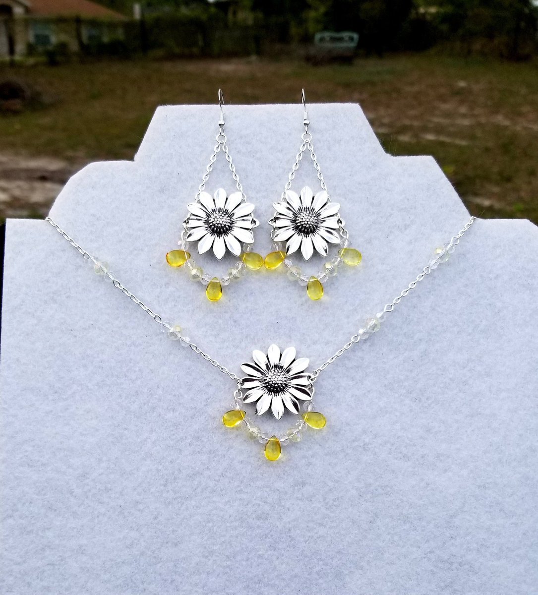 #jewelry #necklace #necklaces #earrings #jewelryset #sunflowers #Sunflower #daisies #daisyjewelry #flowerearrings #handmade #handmadejewelry #handmadegift #giftsforher #giftideas #mothersdaygifts 

simplychicbyangela.etsy.com/listing/168326…