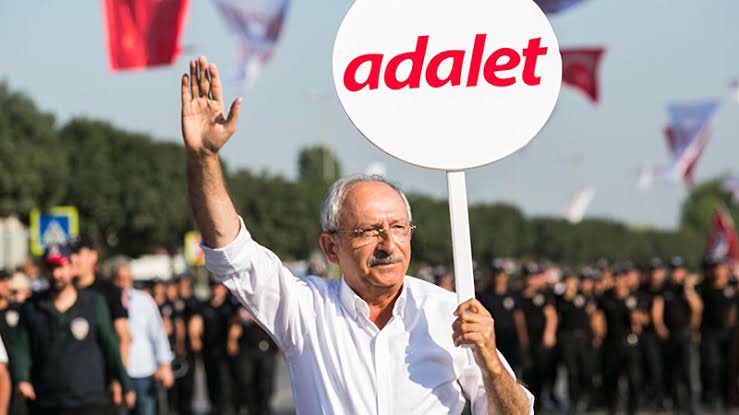 Partimizin genel başkanlığını yapmış, doğrusuyla yanlışıyla emek vermiş olan Sn. Kemal Kılıçdaroğlu'na karşı saygısız bir üslup ve tutum sergilemek CHP gelenek ve değerlerine yakışmaz. Herkesi CHP'nin 7. genel başkanı Sn. Kılıçdaroğlu'na karşı saygılı olmaya davet ediyorum.