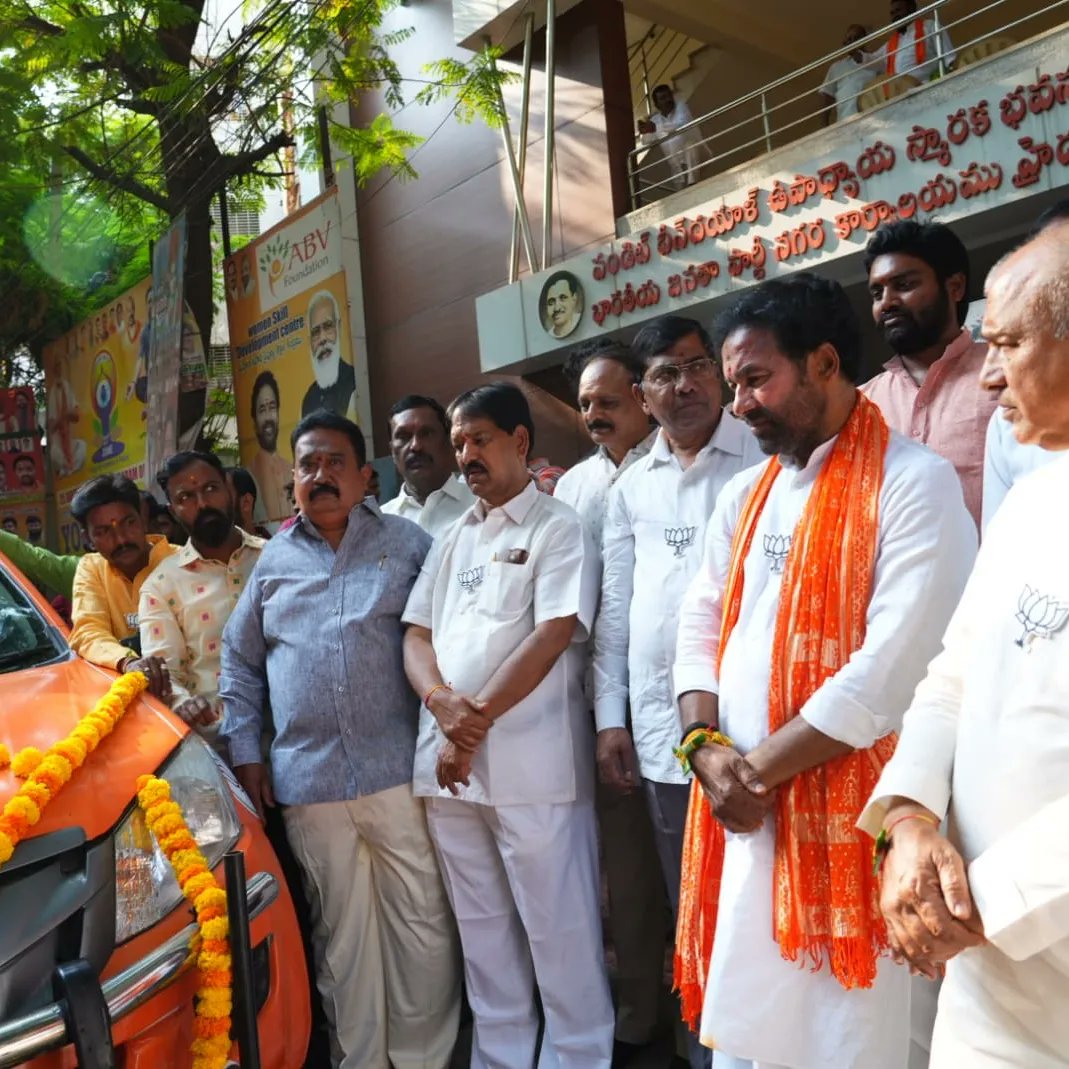 Union Minister and BJP State President Shri @kishanreddybjp garu took part in ‘Ugadi Sambharalu’ at BJP City office, Barkatpura. Later performed pooja for the campaign vehicles

@narendramodi
#ViksitTelangana  
#ViksitBharat
#DrNGouthamRao