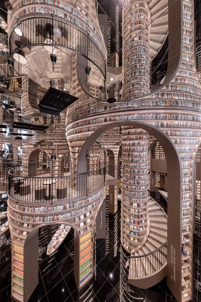 La libreria-labirinto, Dujiangyan (Cina), che ricorda le opere di Escher. #buonaserata #GoodEvening #9aprile #libri