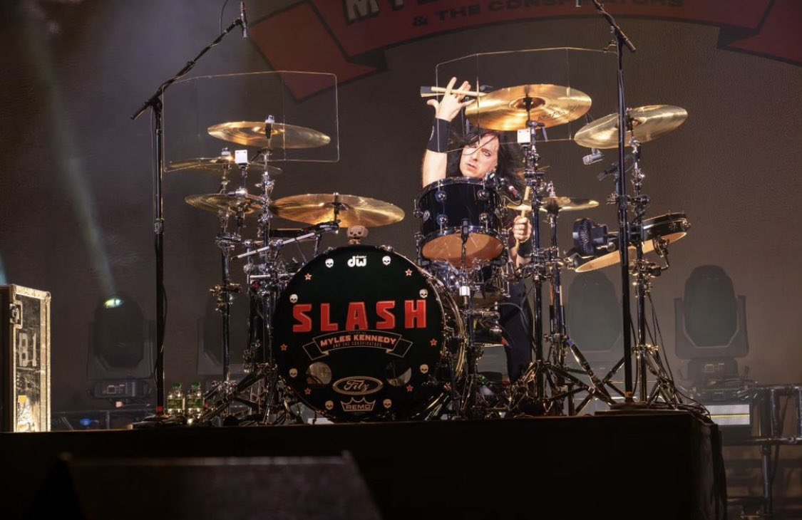 Conspirators in Duesseldorf😎😁🤘🎩🎸
Photos: meh_dus
<a href="/Slash/">Slash</a> <a href="/MylesKennedy/">Myles Kennedy</a> <a href="/todddammitkerns/">Todd Dammit Kerns</a> <a href="/brentfitz/">Brent Fitz</a> <a href="/franksidoris/">Frank Sidoris</a> 
#smkc #conspirators #duesseldorf