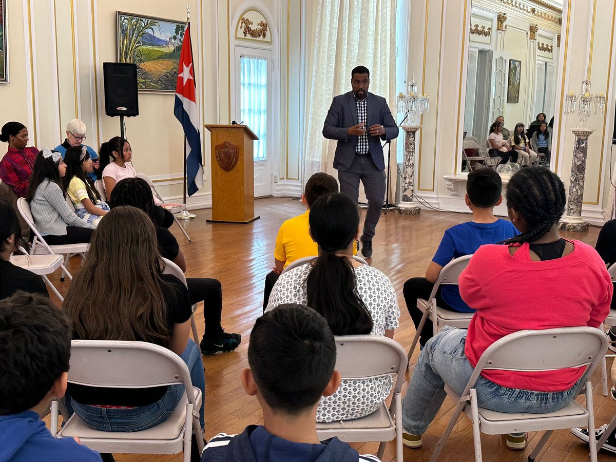 We received a delightful visit from Washington DC students as part of the Embassy Adoption Program. We talked about Cuban music & dance and tought some basic steps of Mambo, Cha Cha, and Casino. DC Casineros director, Adrián Valvidia was also an excellent teacher for the kids!