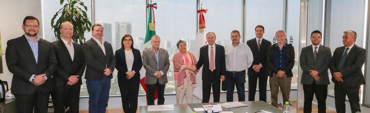 La secretaria de Economía, Raquel Buenrostro, se reunió con el gobernador de Sonora, @AlfonsoDurazo, y líderes porcicultores de esa entidad, para abordar los desafíos de la industria.