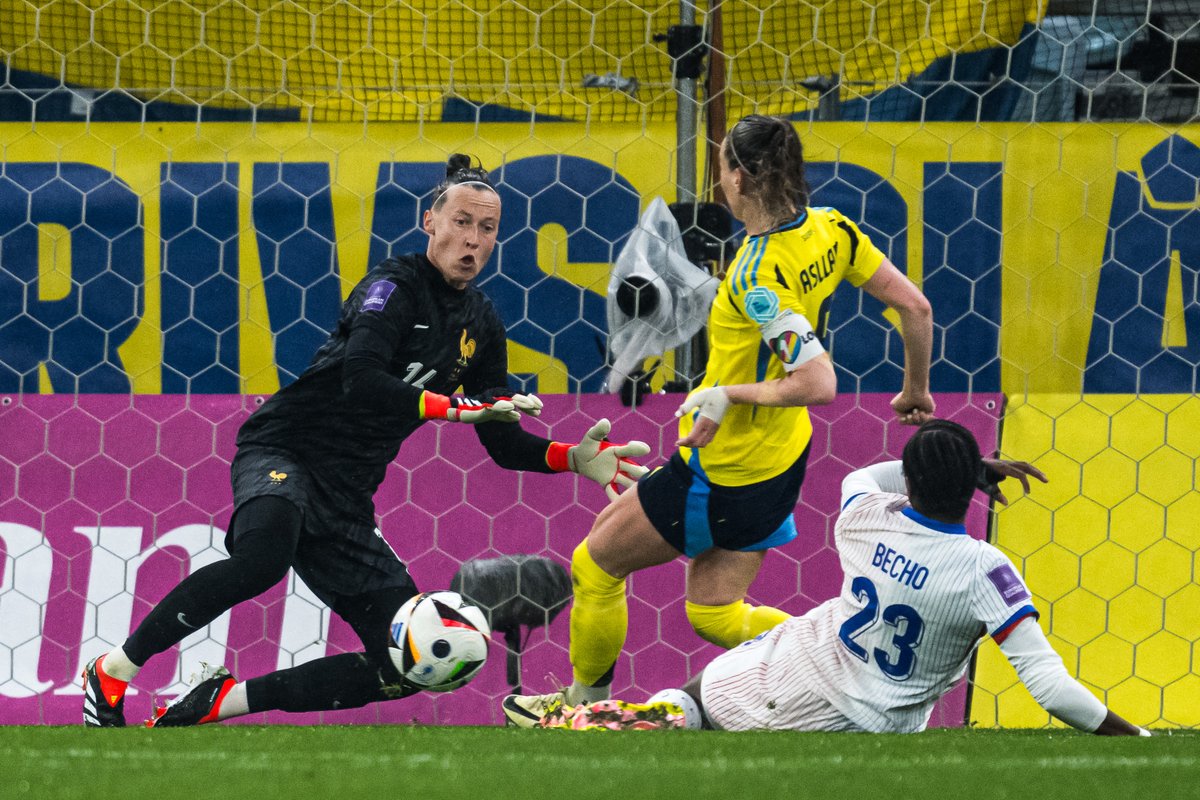 42' Kapten Kosovare Asllani med Sveriges hittills bästa chans, men inhoppande Vicki Becho styr undan 😤 🇸🇪 0-0 🇫🇷