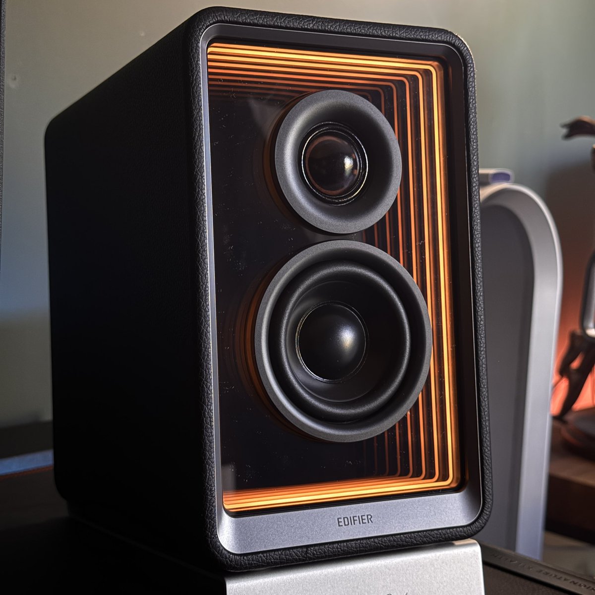 These are some of the coolest looking desktop speakers I’ve ever seen… 👀 Review coming soon - ft @Edifier_Global