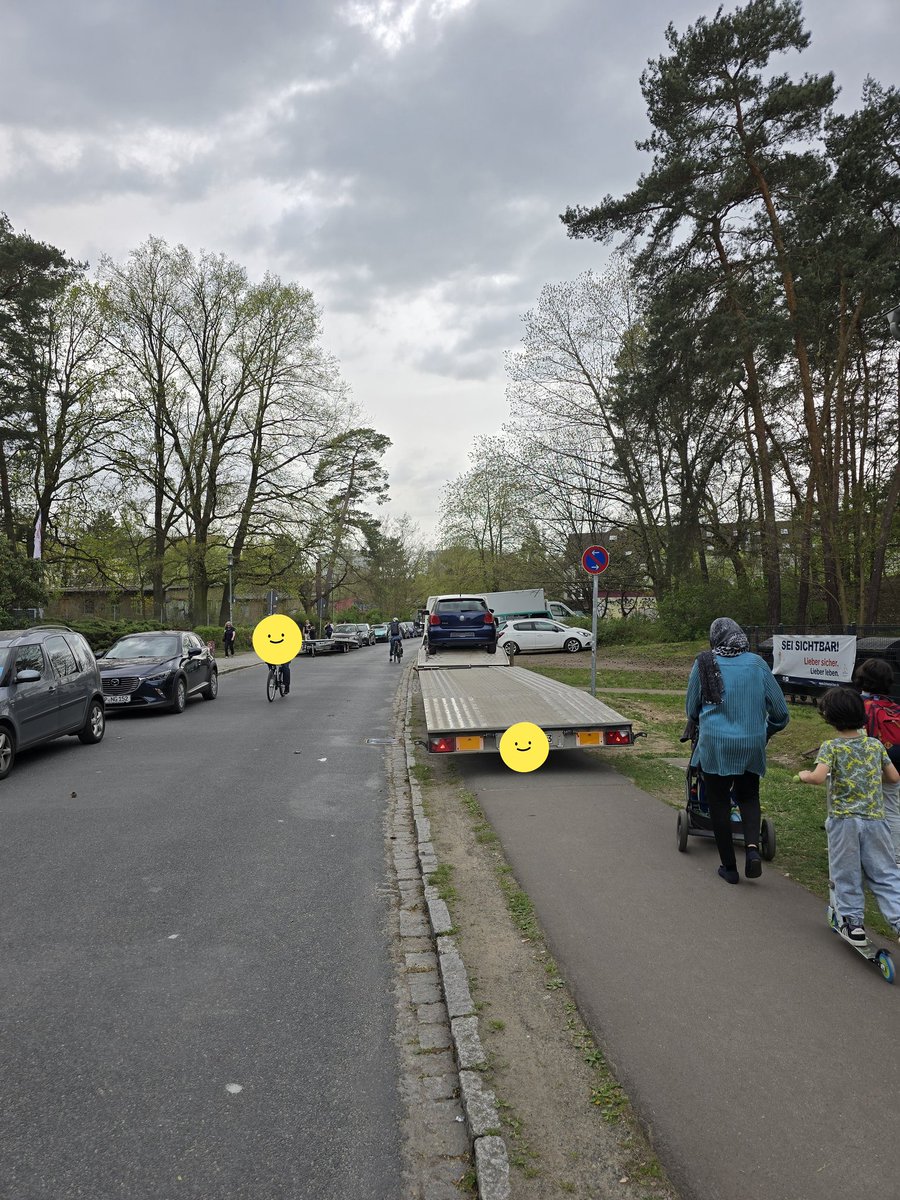 #Potsdam Waldstadt 1 - Es ist ein Schulweg.Das #Ordnungsamt sowie die #Polizei schreitet nicht ein, weil #Fußgänger jeden Alters keine Rechte haben in der #Autostadt Potsdam.