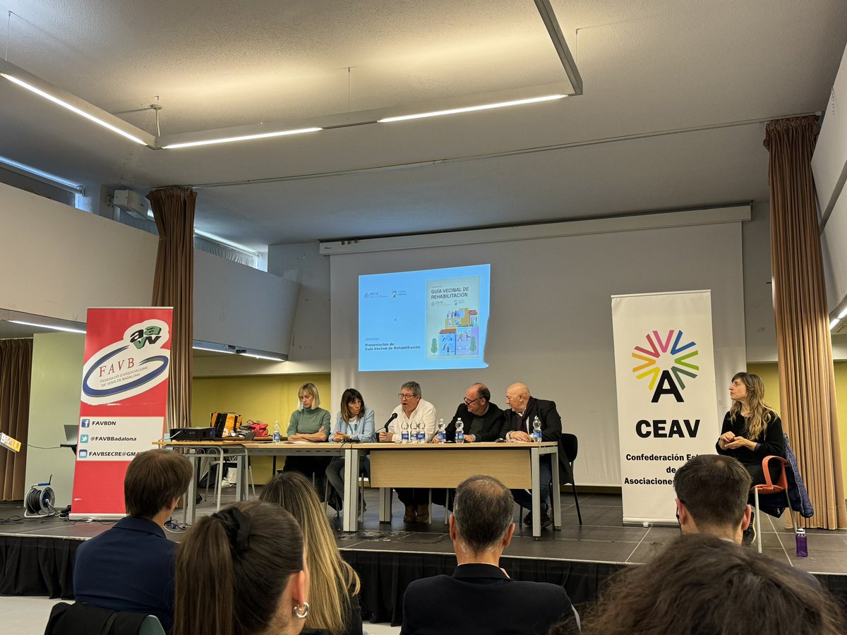 Avui som en el Centre Cívic La Salut #Badalona el regidor @FcoVargas_ i jo, en representació de l’Aj de Sant Adrià, per la presentació de la guia veïnal de rehabilitació editada pel @CSCAE i @VecinalCeav.

Una guia fonamental per a protegir la salut a través de l’habitatge digne.