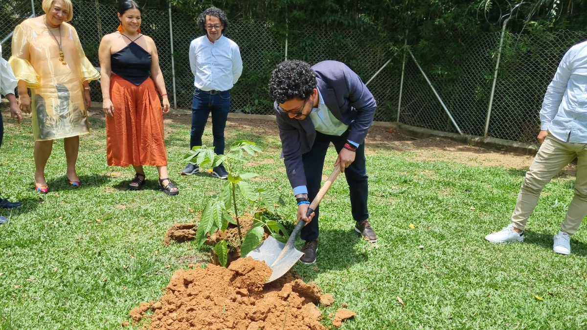 Museo de Pablo Escobar en Medellín, ahora será la Casa Cultural 'La Otra Historia' Hoy, en un emotivo acto, sembramos el árbol de la esperanza en lo que fue la antigua casa museo de Pablo Escobar. 🌳💫 Este árbol simboliza el inicio de este proyecto que honra la memoria y el…