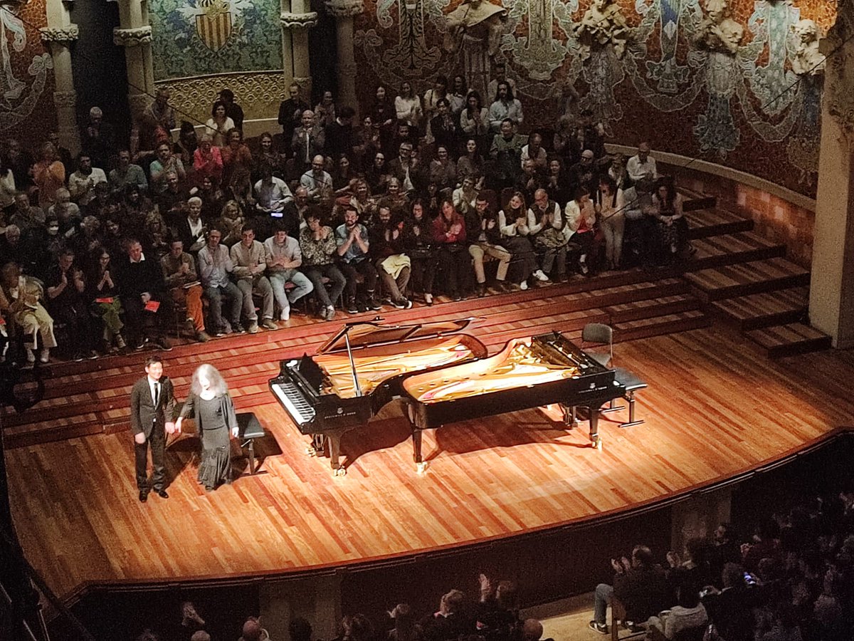 operabcn's tweet image. Súper ovació a #MarthaArgerich i a #DonghyekLim @palaumusicacat @ibercamera després d'un #concert brillant i virtuós. Per recordar👏🏻 ❤️🌹