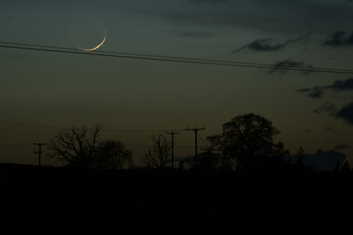 My first sighting of the new moon this evening, a very thin 1.5% waxing crescent as it heads towards the horizon. @MoonHourSocial #MoonHour @ThePhotoHour