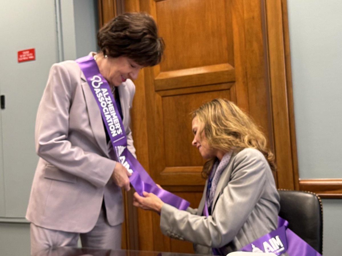 One of the sweetest moments of the #AlzForum when one Maine’s younger onset advocates helped pin the sash on one of the biggest Alzheimer’s champions we’ve EVER had in Congress! Thank you @SenatorCollins! #EndAlz 💜