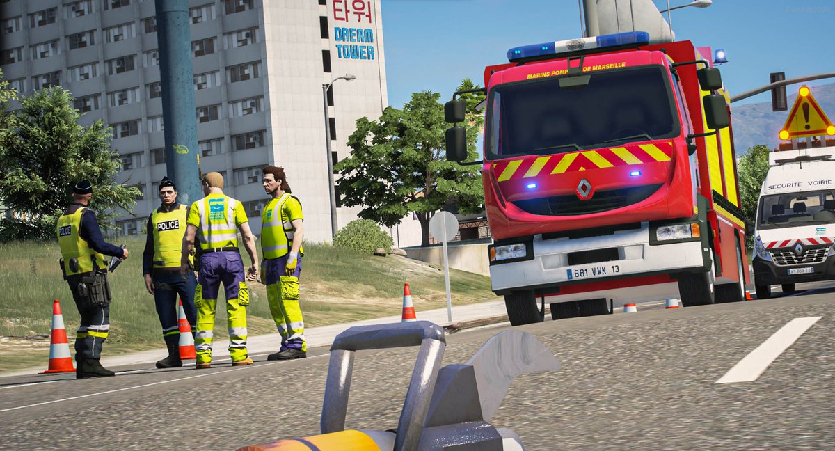 [#lesaviezvous]

Les différents services de secours, y compris les pompiers, sont chacun formés pour placer leurs engins lors d'interventions sur voie publique. 🦺

#StudiosDCPJ #Simulation