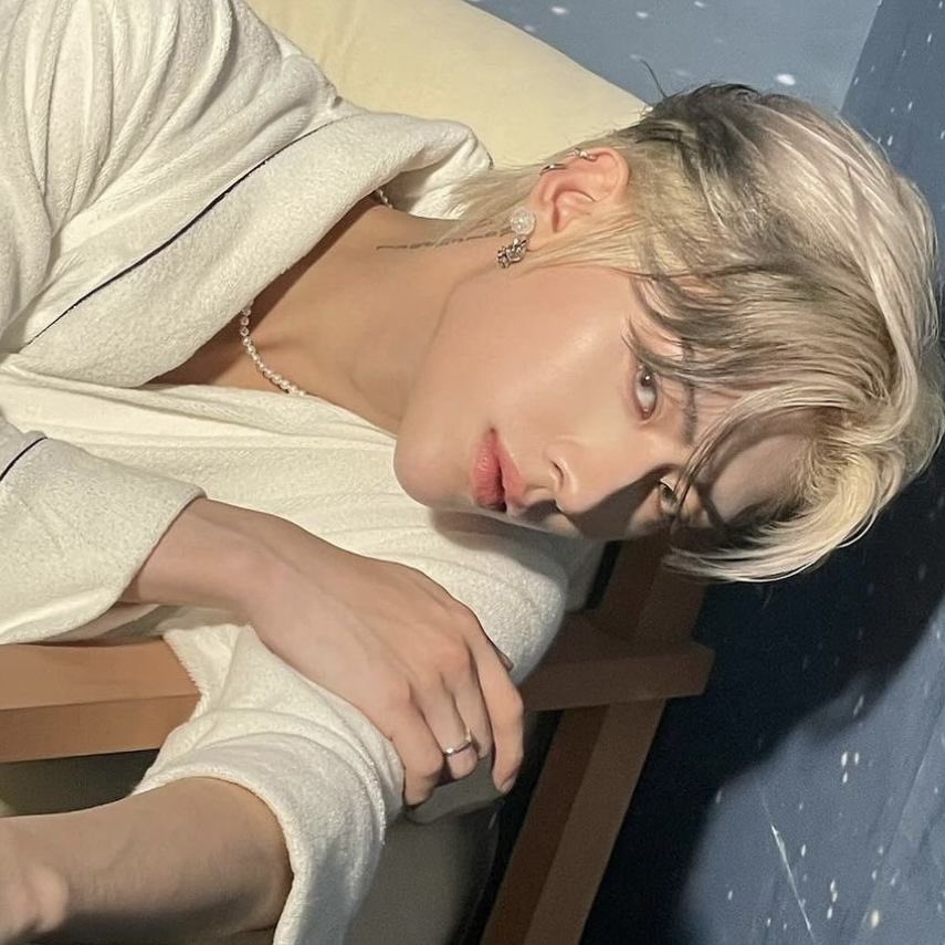 ghost of you ; riwoong au

ji está en una banda que ha ganado éxito a base de las canciones que escribe acerca de su ex.

rui es un modelo y fotógrafo que radica en roma, italia; lejos de seúl donde le rompieron el corazón.

después de perder contacto y guardar rencores durante