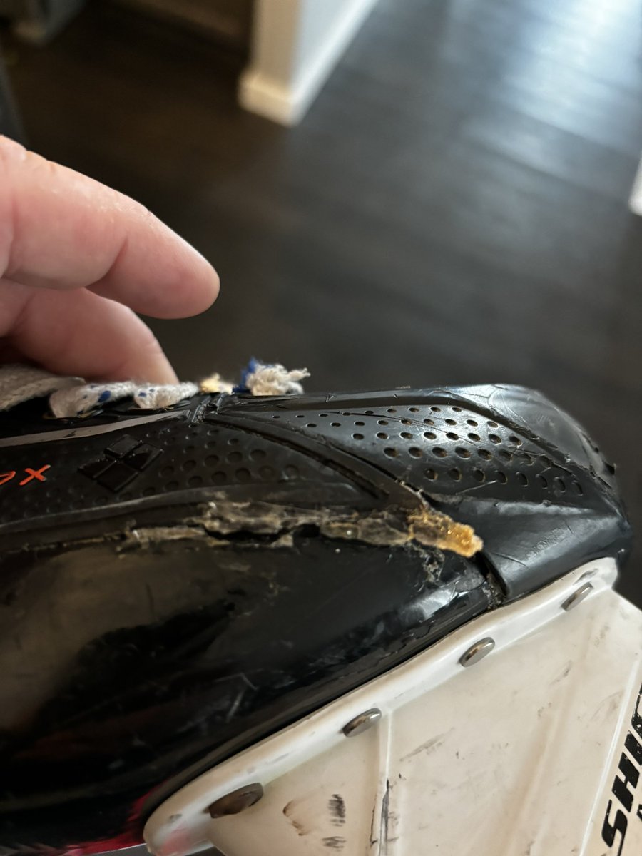 andrew_dev's tweet photo. So I purchased my 12 year old son @truetemperhcky Hzrdus 7x skates in August of 2023. On April 3, 24, after getting them sharpened, I noticed the boot is cracked and broken. I sent pictures and an email to the company with no response. Not happy with quality or customer service. https://t.co/jbboWQ75wx
