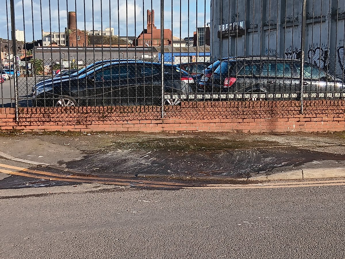 Happy Tuesday Everyone, I bring good news. After nearly 3 weeks of contacting @Biffa @ASHWaste @BCC_Help @nortons_digbeth and the place opposite we have a nice clean pavement. I went out after work to clear the remaining bits and give it a bleach washdown. LOVE YOUR STREETS 🥰