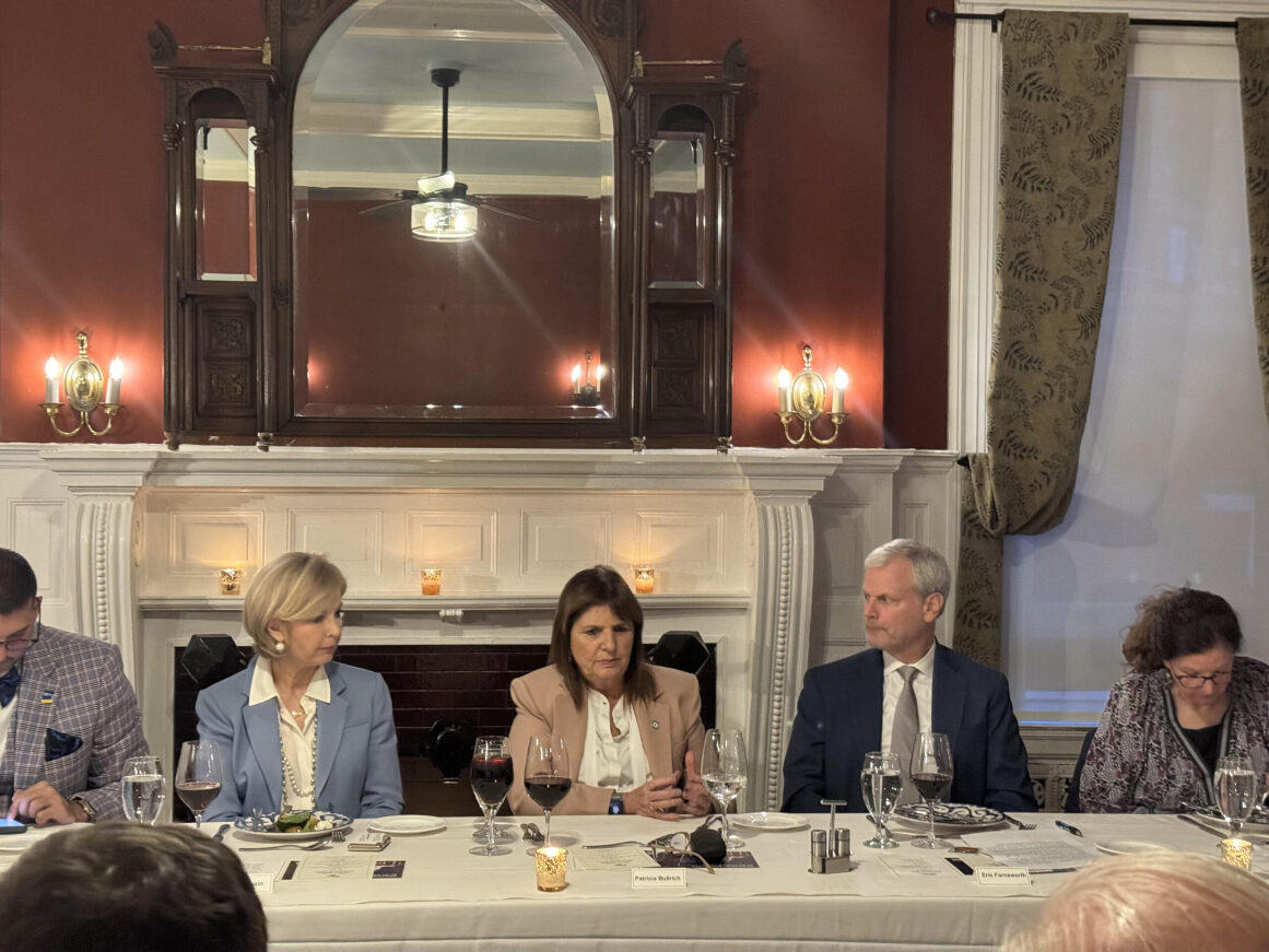 On April 8, AS/COA hosted an exclusive dinner with Argentina's Minister of Security Patricia Bullrich in Washington DC. Thank you for joining us, @PatoBullrich!