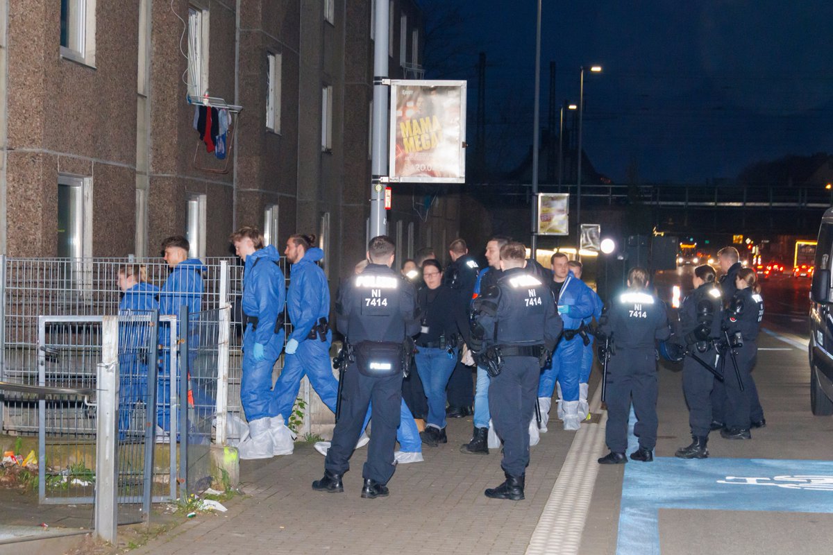 doku_nKuhn's tweet photo. Am 09.04.24 fand ab sechs Uhr morgens auf dem Gelände der Groner Landstraße 9 in #Göttingen ein #Großeinsatz der #Polizei als Amtshilfe auf Ersuchen der #Stadt Göttingen statt. 26 Fotos bei Flickr: https://t.co/2oeu2igJpk https://t.co/vLZZowJdnz