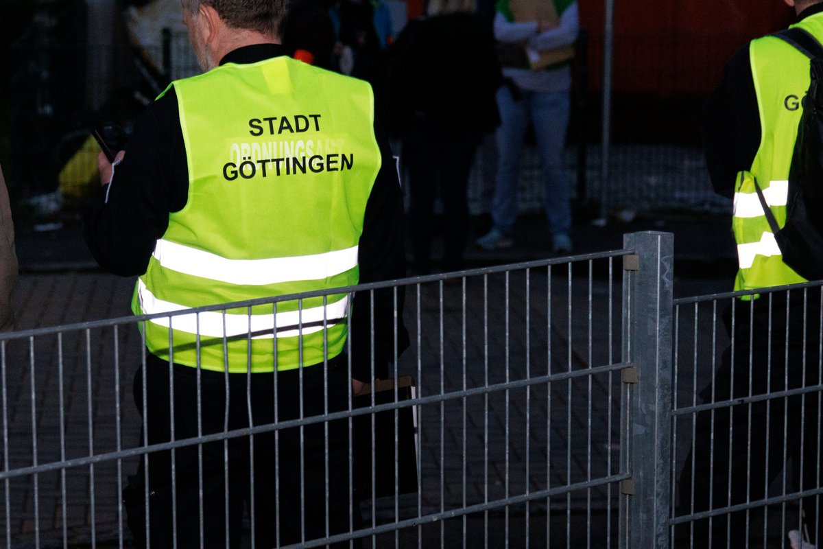doku_nKuhn's tweet photo. Am 09.04.24 fand ab sechs Uhr morgens auf dem Gelände der Groner Landstraße 9 in #Göttingen ein #Großeinsatz der #Polizei als Amtshilfe auf Ersuchen der #Stadt Göttingen statt. 26 Fotos bei Flickr: https://t.co/2oeu2igJpk https://t.co/vLZZowJdnz