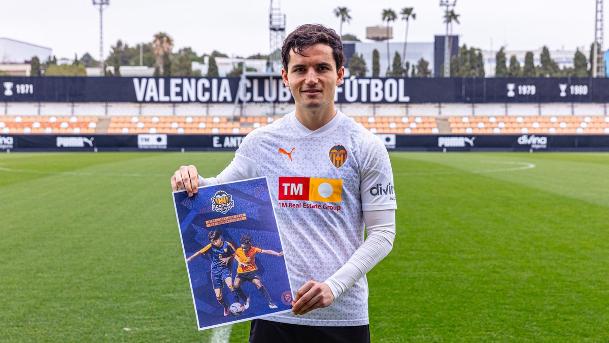 valenciacf_en's tweet photo. ๐ฆ@HGuillamon named #VCFWorldCup III edition ambassador
โก๏ธThe midfielder will host the Under-12s tournament with teams from America, Europe and Asia
๐https://t.co/skNirbWgZr https://t.co/bHcY0OiwZk