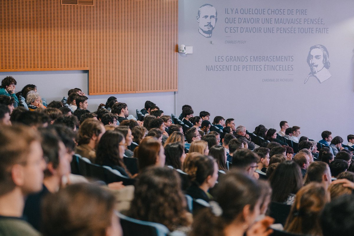 louison_bastien's tweet image. Salle pleine hier pour le débat des européennes à l’@ICES_UnivCatho 🇪🇺

Le 9 juin, face au repli sur soi et à l’extrême-droite, nous avons @BesoindEurope !

Merci à @Politeia_ices pour l’invitation 

#Debatpoliteia #ICES #electionseuropeennes2024
