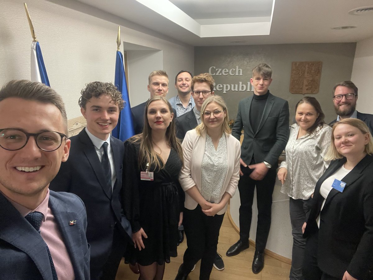 Czech Permanent Representation to the EU (@cztoeu_brussels) on Twitter photo Nejen diplomaté na @CZECHIAinEU mohou zažít zasedání Rady 🇪🇺!
Díky #ConSIMium, simulaci <a href="/EUCouncil/">EU Council</a> pro studenty, se šestičlenná 🇨🇿 delegace podívala pod pokličku legislativního procesu 🇪🇺. Po jednání pak měla možnost probrat své poznatky i s našimi digitálními a AI attachés 🤝🏼. Nejen diplomaté na @CZECHIAinEU mohou zažít zasedání Rady 🇪🇺!
Díky #ConSIMium, simulaci <a href="/EUCouncil/">EU Council</a> pro studenty, se šestičlenná 🇨🇿 delegace podívala pod pokličku legislativního procesu 🇪🇺. Po jednání pak měla možnost probrat své poznatky i s našimi digitálními a AI attachés 🤝🏼.