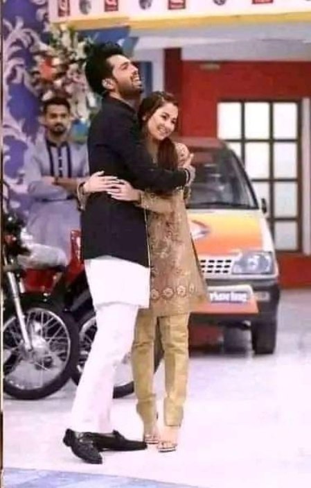 جب فہد مصطفیٰ کہتا ہے
"مجھے چاہیے لڑکیاں"کہاں ہیں لڑکیاں
تو لڑکیاں اپنی جگہ سے کھڑی ہوکر ہاتھ ہلا ہلا کر بتاتی ھیں کہ ہم یہاں یہاں بیٹھی ہیں،پھر وہ چن چن کر میک اپ کئے ھوئے کھلے بالوں والی لڑکیوں کو اشارہ کر کے نیچے بلاتا ہے،کسی کو عجیب یابرانہیں لگتا کسی لڑکی کے👇🏻