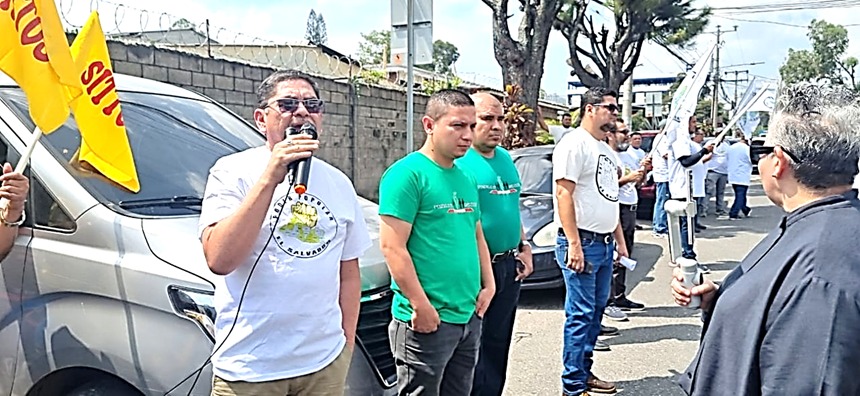 SITTOJPrensa's tweet photo. Hoy acompañamos a los compañeros del Sindicato del MINTRAB a denunciar ante la @FGR_SV a @RolandoCastroSv por apropiarse ilegalmente de las cuotas sindicales; y así como el denunció a Neto Muyshondt hoy lo denunciamos para que se haga justicia ante la Ley por actos arbitrarios https://t.co/rjhe7nHHM5