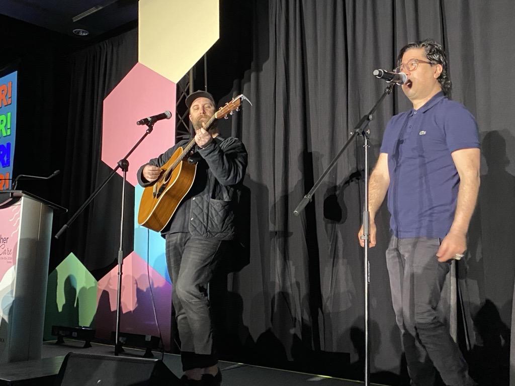 Extendicare's SVP of LTC Wendy Gilmour and VP of @sgppartner Jason Horne were delighted to sing along with @choirchoirchoir at the @OLTCAnews conference #TWC2024. Thanks to our friends from LTC homes across Ontario for coming together with us in song!🎵🎵