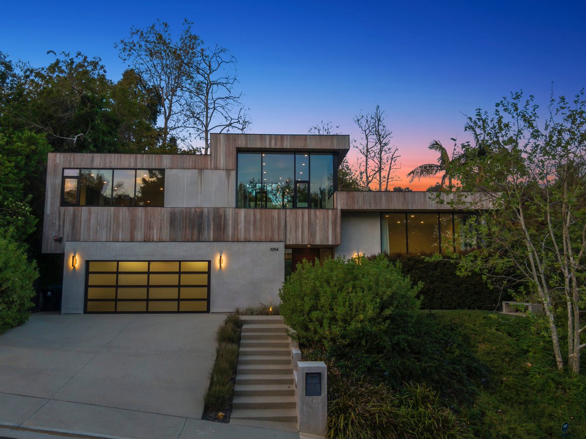 A Modern Oasis 🌴

Immerse yourself in the unparalleled luxury of this striking California Modern estate, perched on a serene hilltop in Benedict Canyon on a large private lot with lush surroundings. [Listing: Cory Weiss | tinyurl.com/3254-Hutton] #EllimanCalifornia #BeverlyHills