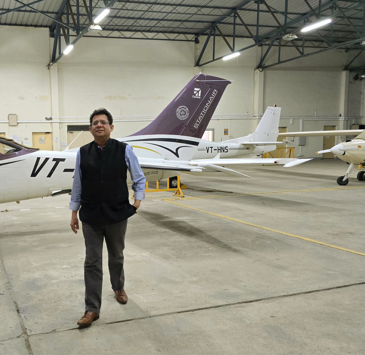 Pleased to give a tour of Flight Laboratory @IITKanpur to our Distinguished Visiting Professor Richard Strugnell of @UniMelb @TheDohertyInst. Unique institutional facility with nearly a km long airstrip. For learning, research, and occasional leisure. Saratoga, gliders, and more.