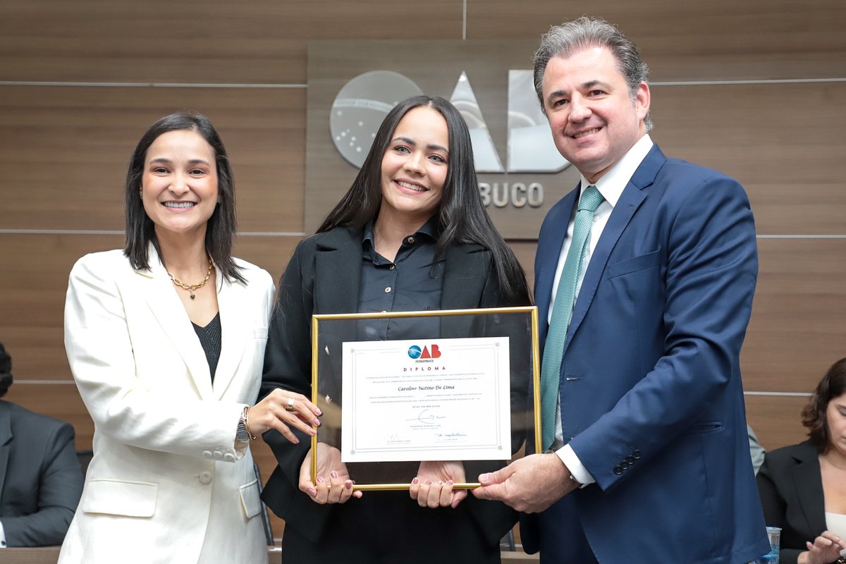 ESAOABPE's tweet photo. Uma nova turma da jovem advocacia participou da cerimônia de juramento na manhã desta terça-feira (09) no auditório localizado na sede da OAB-PE. Com presença da diretoria da OAB-PE, e discursos informativos da diretoria-geral da ESA-PE e CAAPE. https://t.co/f79W9vAHFU