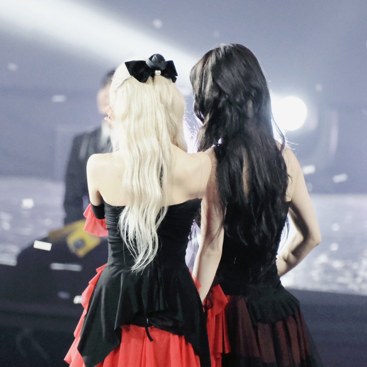 ashes_apex's tweet photo. kcon hongkong had them looking like the daughters of two rival vampire clans who somehow became friends even though their families were against it https://t.co/tjKKzptdad