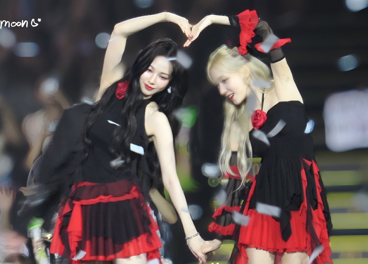 ashes_apex's tweet photo. kcon hongkong had them looking like the daughters of two rival vampire clans who somehow became friends even though their families were against it https://t.co/tjKKzptdad