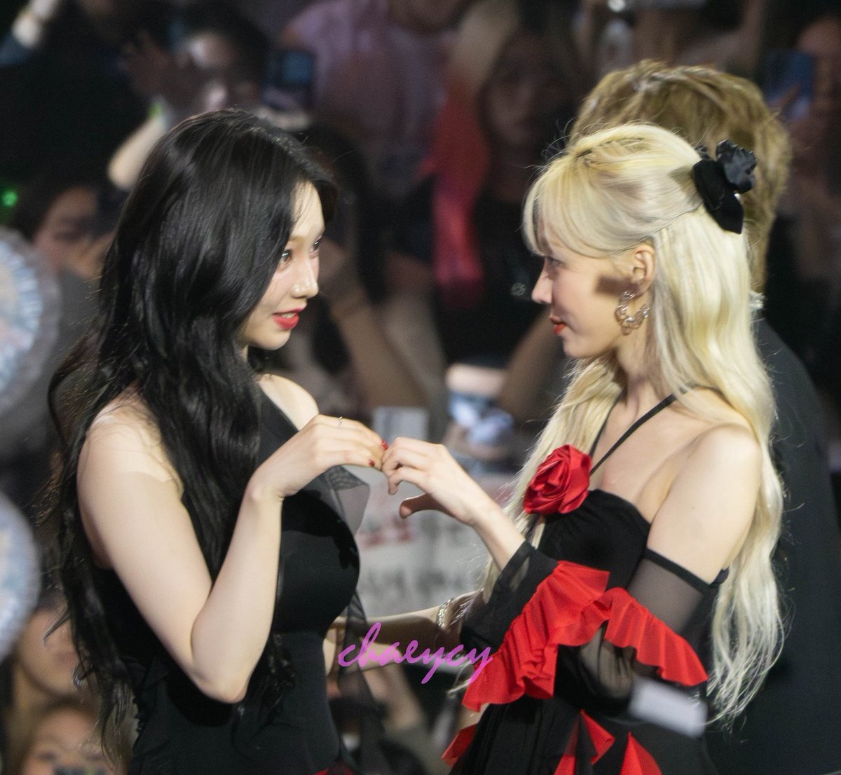ashes_apex's tweet photo. kcon hongkong had them looking like the daughters of two rival vampire clans who somehow became friends even though their families were against it https://t.co/tjKKzptdad