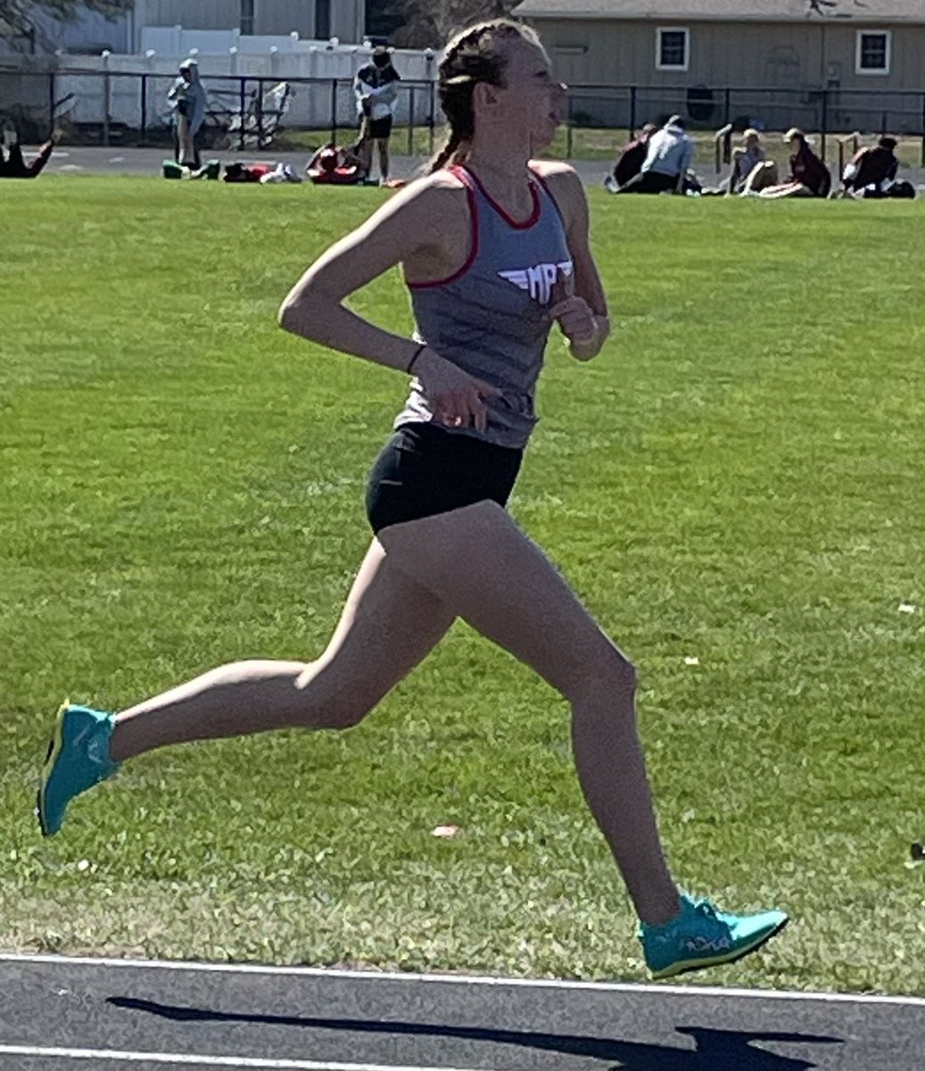 Outdoor season kicked off at Metamora. Beyer runs a 2:19:09 takes🥇& she takes down a 27 yr. old MHS record in the 800m🔥! More top finishes 1600m-Krueger 5:19🥇& Armstrong 5:30 (2nd), Long Jump-I. Hutchinson 4.89m (3rd) & 4x800 relay-Armstrong, Braker, Krueger, Beyer take🥇.
