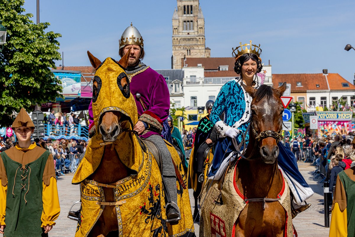 Only one month before the Procession of the Holy Blood passes through the streets of Bruges' historic city centre again! 🩸 Visit our website for everything you need to know: visitbruges.be/en/whats-on/ev…