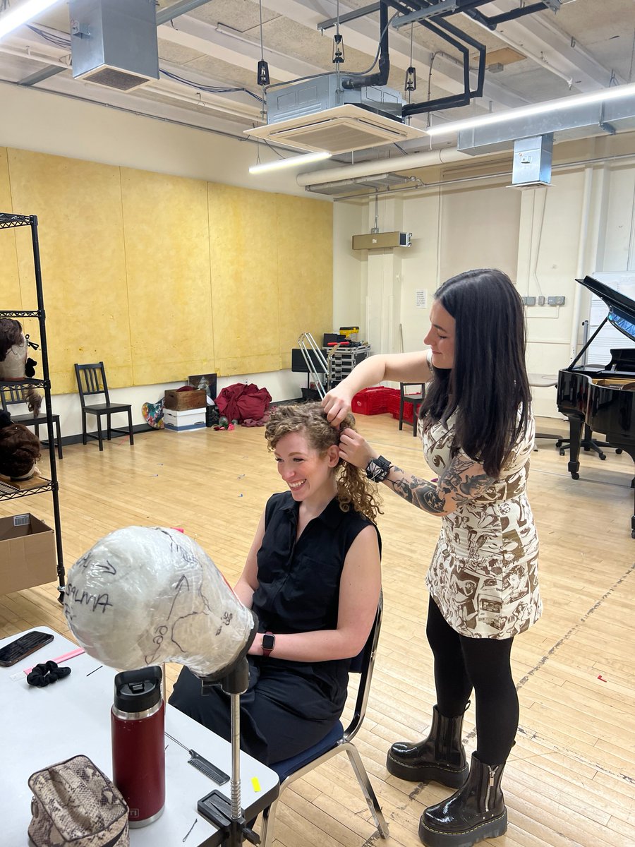 Go behind the scenes with NEC opera students as they rehearse for their production of Die Fledermaus alongside the NEC Philharmonia!🦇 These performances take place from April 11–14 in the Plimpton Shattuck Black Box Theatre. Reserve tickets here: bit.ly/3VRG5H7