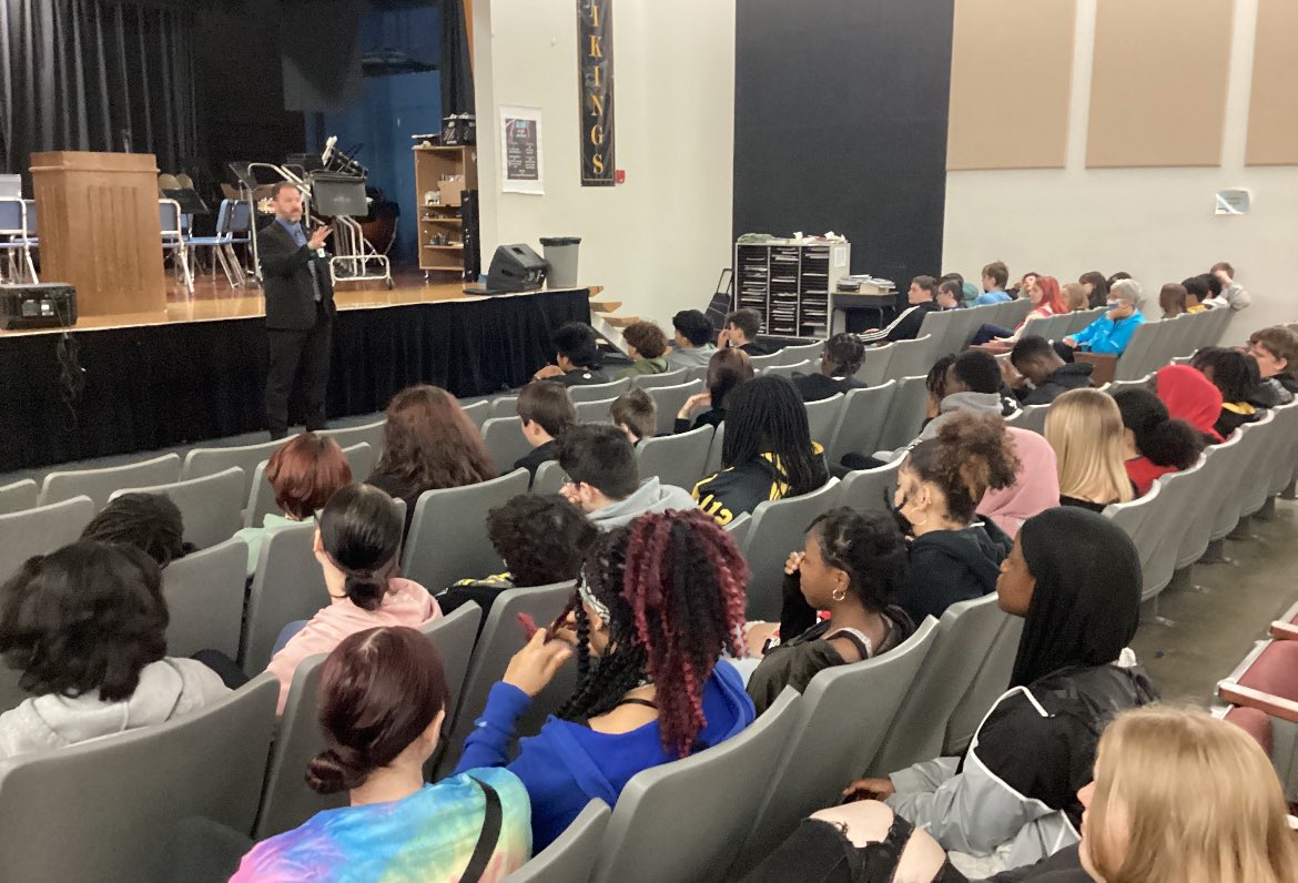 Mr. Mark Dunning, city manager of Lee’s Summit, Missouri, spoke to Maple Park 8th graders today about their city government projects as part of their current government studies.