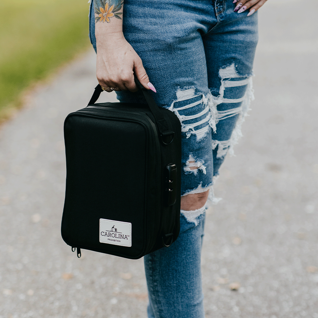 Secure your stash with style! 
🌿 Our Odor-Proof Stash Case includes a Black Walnut Rolling Tray, Grinder, Glass Tip Chillum, Ashtray, and more. 
Stay discreet and organized! 
Shop now : carolinaprohibition.com/product/the-ge…
#cannabis #stash #Organized