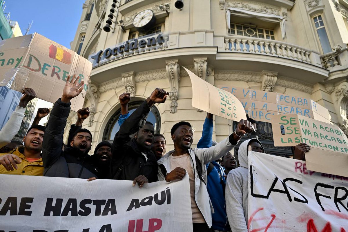 👊🏽Colectivos migrantes celebran la toma en consideración de la ILP por la @RegularizacionY . Fotos de @AlvaroMin elsaltodiario.com/migracion/ilp-…