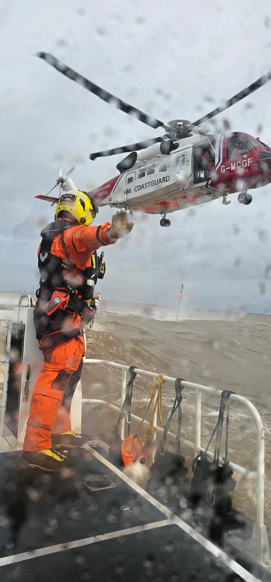 HPMarineProtect's tweet photo. Todays training with our local @HMCoastguard rescue helicopter to keep our coxswain skills at the highest standards.  #HumberProtector #HumberDefender https://t.co/ItACos80DX